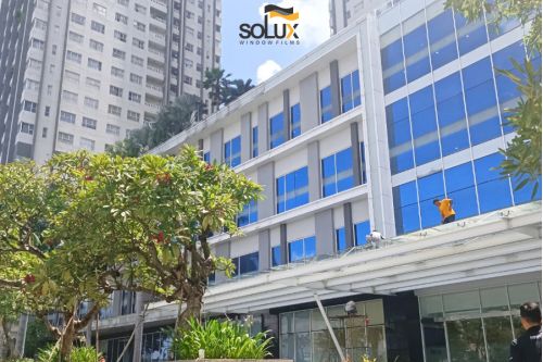 Dán phim chống nắng cách nhiệt Solux cho tòa nhà