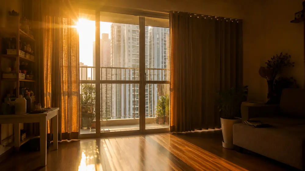 Nhà Hướng Tây Nên Chọn Phim Cách Nhiệt Nào Để Giảm Nóng Mà Không Quá Tối? 2 Cửa kính hướng Tây bị ánh nắng buổi chiều chiếu gây nóng và chói