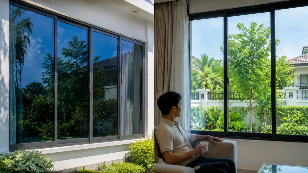 Phim Cách Nhiệt Một Chiều Hoạt Động Thế Nào Ban Ngày Và Ban Đêm? 2 Cơ chế phim cách nhiệt một chiều dựa trên chênh lệch ánh sáng
